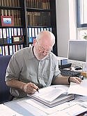 Bild: Schardt am Schreibtisch