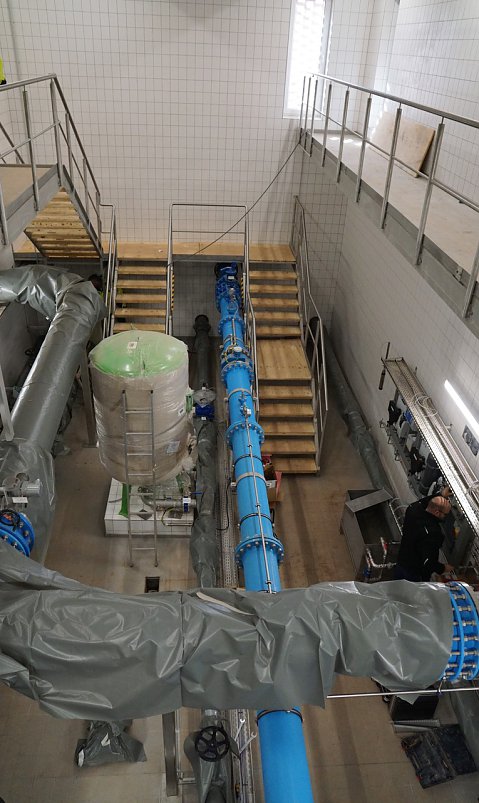 Bild: Auf zwei Etagen wurde modernste Technik verbaut. Die blaue Leitung ist die Talsperrenleitung, &uuml;ber die Wasser aus der Neust&auml;dter Talsperre in das Wasserwerk in der Puschkin-Stra&szlig;e flie&szlig;t. Dort wird das Talsperrenwasser aufbereitet und im Verh&auml;ltnis von etwa eins zu eins mit dem Grundwasser aus den Brunnen gemischt.